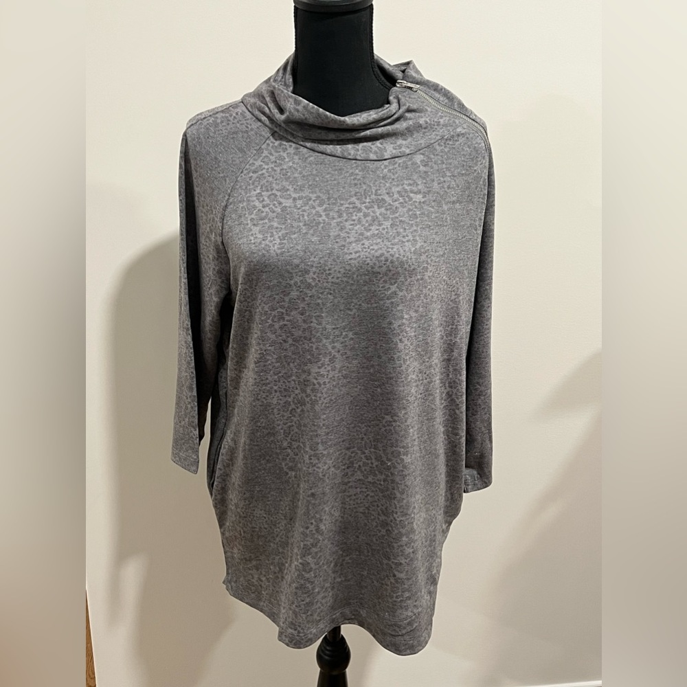 Woman's Cato Top; Size Large; NWT